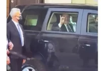 Չավուշօղլուն Ցեղասպանության զոհերի ժառանգներին ձեռքով Գորշ գայլերի նշանն է ցույց տվել￼