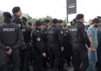 «Մի արեք, թուրք չի». Կիևյան կամուրջի վրա լարված իրավիճակ է. ոստիկանները բերման ենթարկեցին ցուցարարներին￼