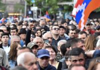 «Դիմադրություն» շարժման մասնակիցները ՔՊ-ի գրասենյակի մոտ են, նրանք կարմիր ներկ լցրեցին շենքի մոտ￼