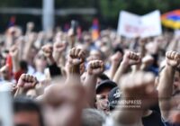 «Դիմադրության» շարժման մասնակիցները երթով շարժվում է դեպի ԵՄ գրասենյակ ￼