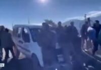 Ադրբեջանցիները փորձել են մեքենայով առաջ գնալ Բերձորի միջանցքում, ռուս զինվորները կանգնել են մեքենայի առջեւ. (տեսանյութ)