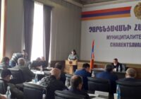 ՉԱՐԵՆՑԱՎԱՆԻ ՀԱՄԱՅՆՔԱՊԵՏԱՐԱՆԻ ՄԻ ՇԱՐՔ  ՈՐՈՇՈՒՄՆԵՐ ԸՆԴՈՒՆՎԵԼ ԵՆ ԽԱԽՏՈՒՄՆԵՐՈՎ.ՆԻՍՏԻ  ՄԱՆՐԱՄԱՍՆԵՐԸ ՏԵՍԱՆՅՈՒԹՈՒՄ.
