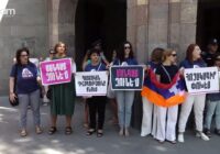 «Մանդատ չունես՝ հայրենիք հանձնես, Բաբոն սպասումա…». կանայք կառավարության շենքի մոտ ակցիա են անցկացնում
